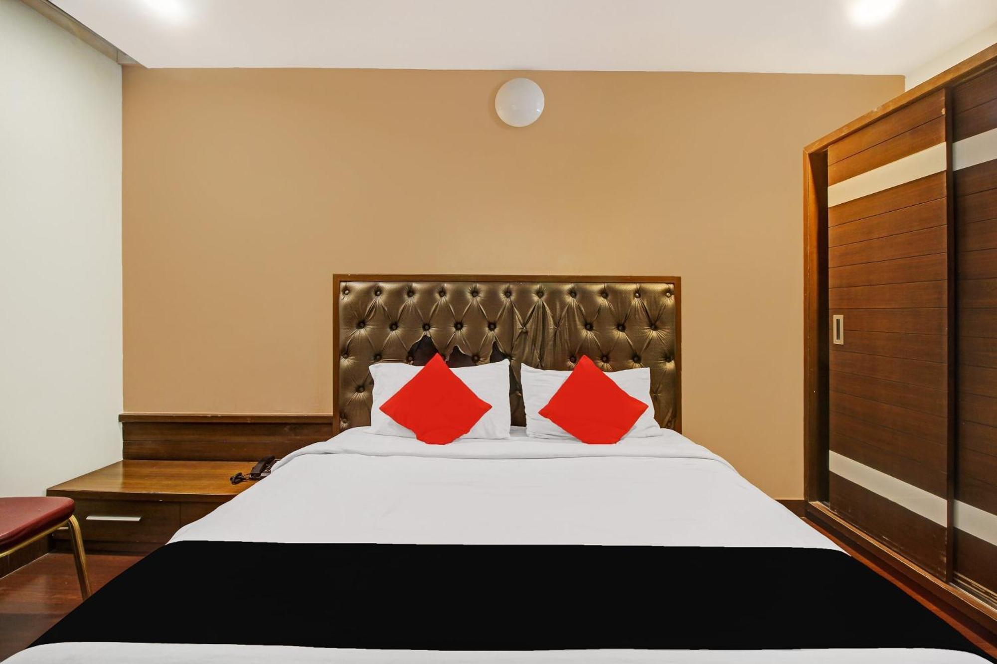 Collection O 82357 Hotel Surabhi Pride Trimulgherry Екстер'єр фото